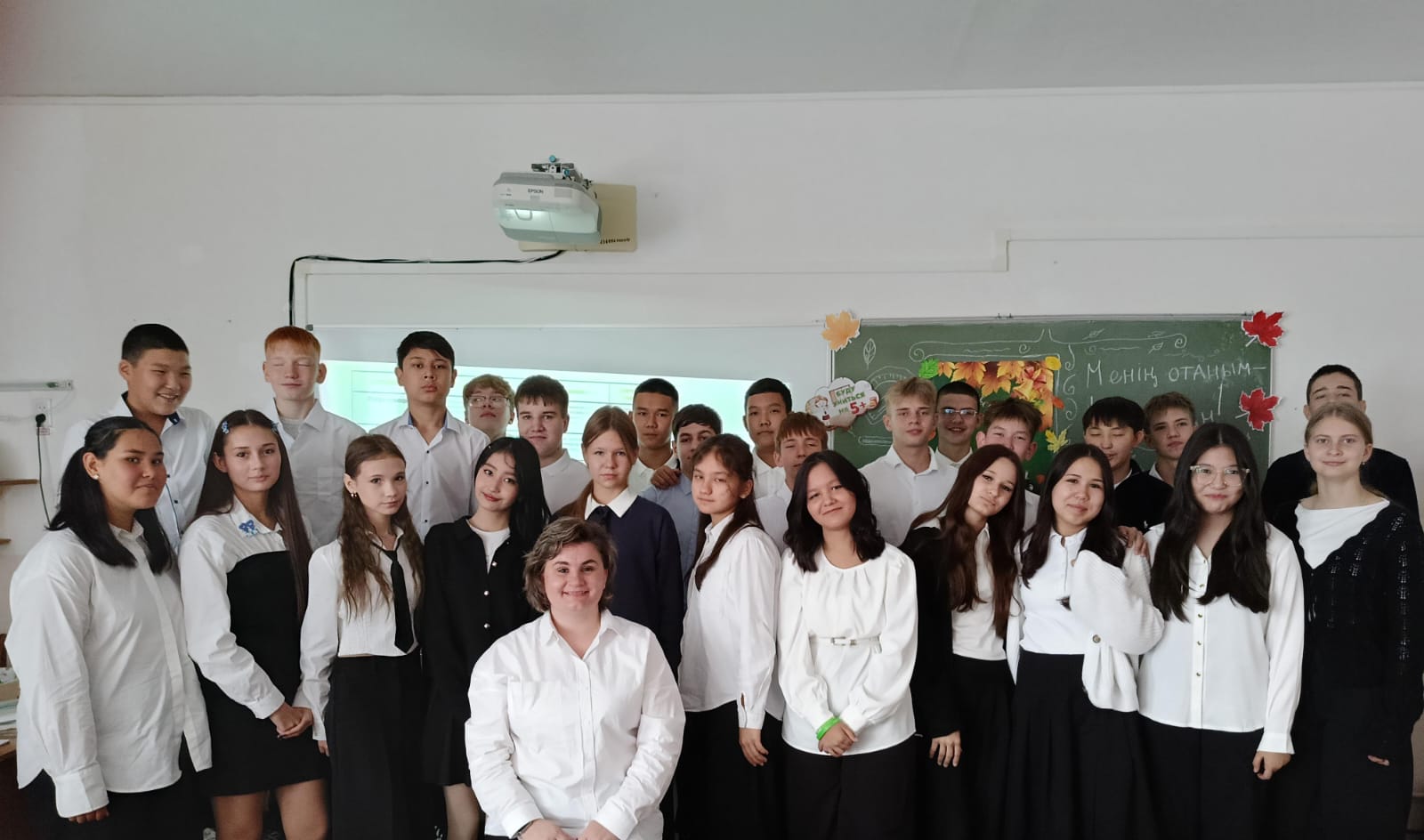 Сегодня в 8 «А» классе прошёл первый классный час на тему  «Менің Отаным – Қазақстан».